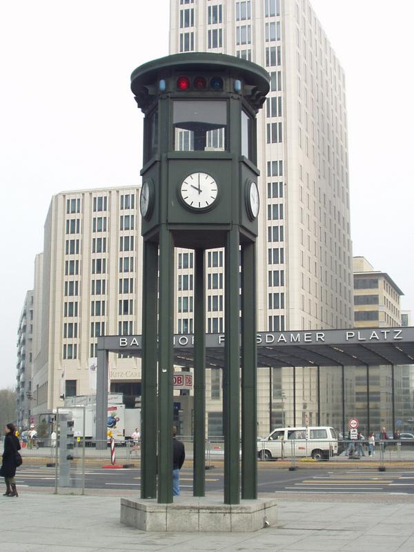 Ampel am Potsdamerplatz (1 rot)